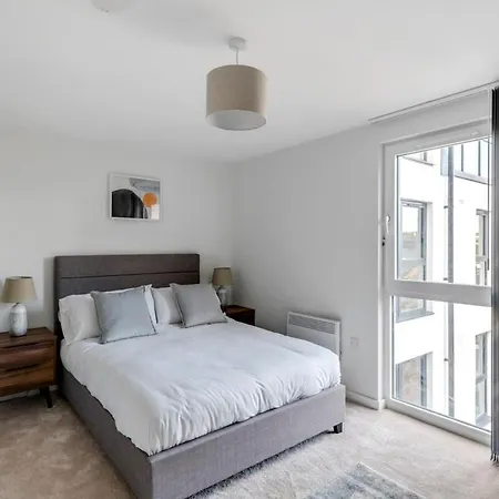 Spacious 1 Bedroom In A Converted Mill Lägenhet *
